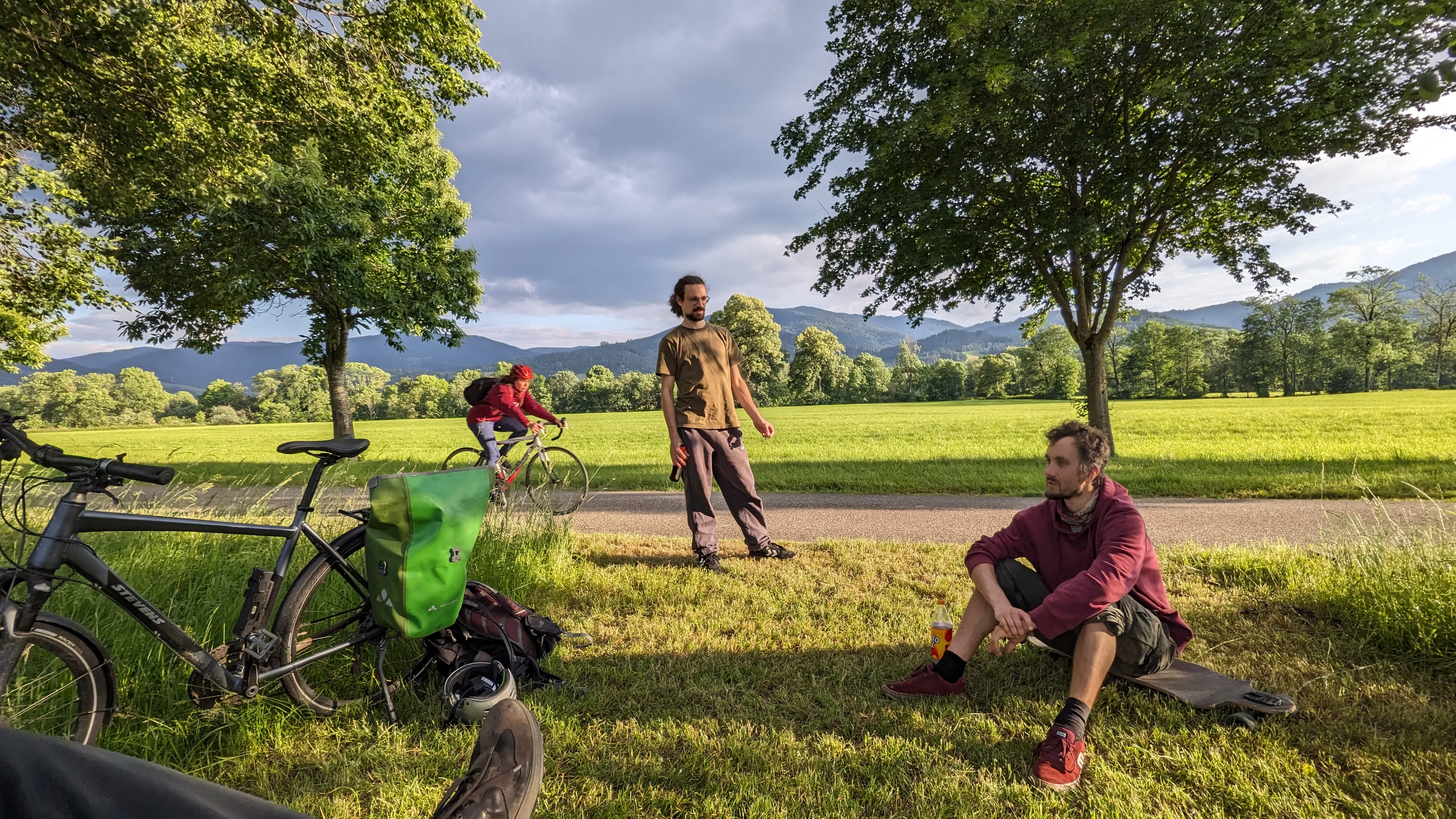 Two people on a meadow during a longboard tour from Himmelreich
